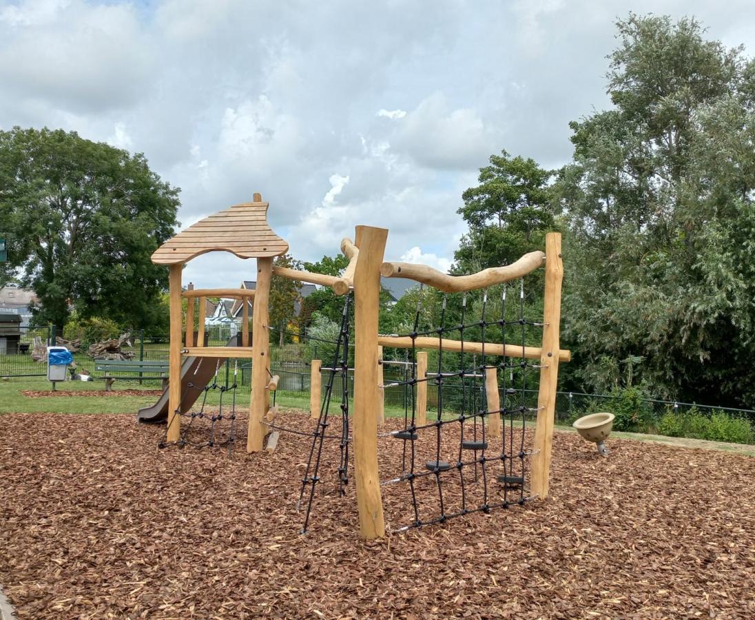 Huisje Britt Met Grote Tuin En Veel Privacy Dirkshorn Exteriör bild