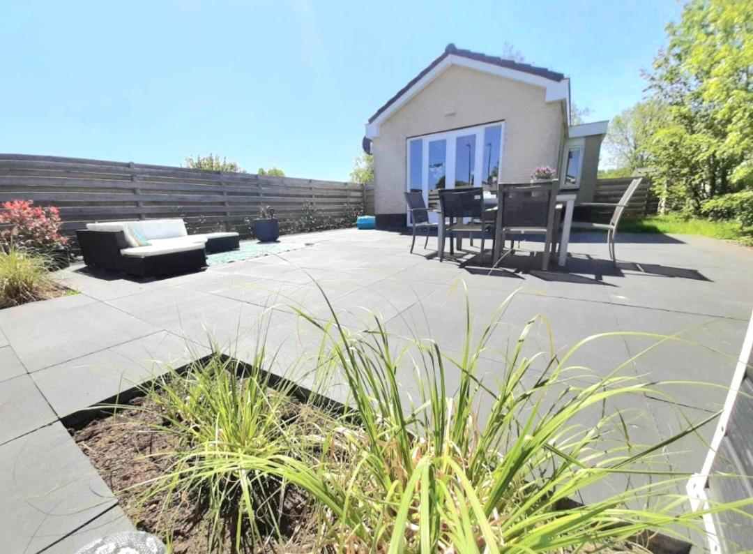 Huisje Britt Met Grote Tuin En Veel Privacy Dirkshorn Exteriör bild